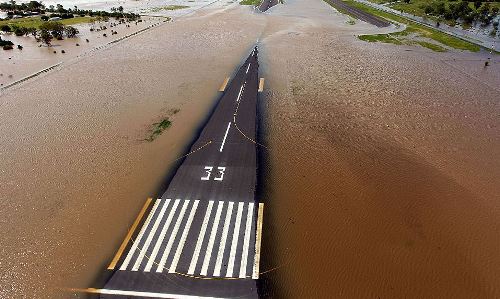 Via hacia el aeropuerto inundado