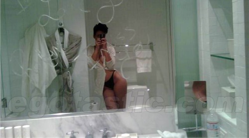 rihanna-nude-03