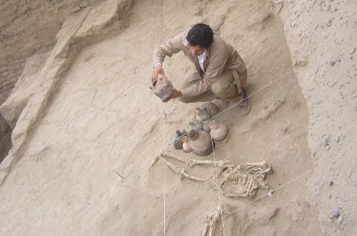 Arquólogo Ignacio Alva en el complejo arqueológico Ventarrón